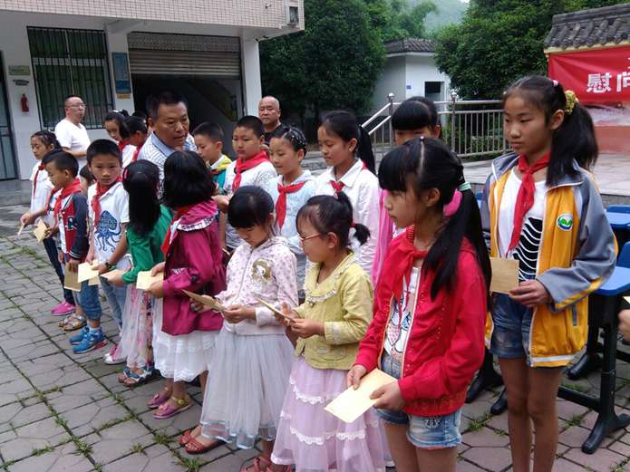 成都斯尼斯人wns7788制药有限公司儿童节慰问火井镇银杏小学贫困学生5.jpg